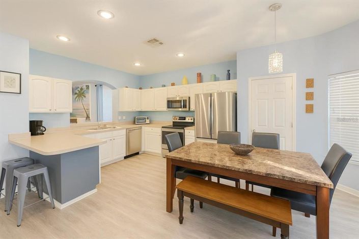 Image No.5-6 Bed Property for sale