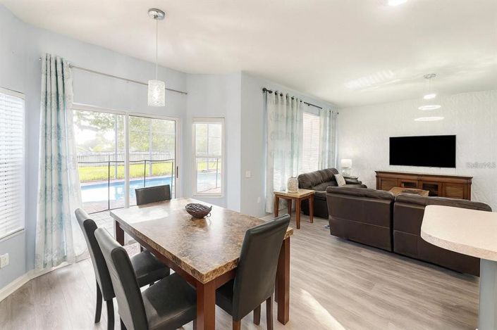 Image No.8-6 Bed Property for sale