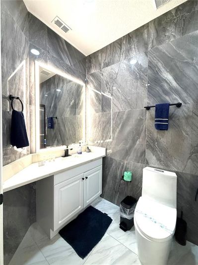 Image No.26-6 Bed Property for sale