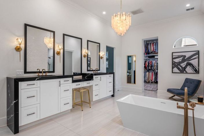 Image No.38-5 Bed Property for sale