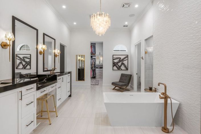 Image No.40-5 Bed Property for sale