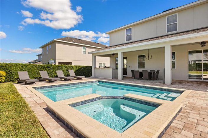 Image No.2-8 Bed Property for sale