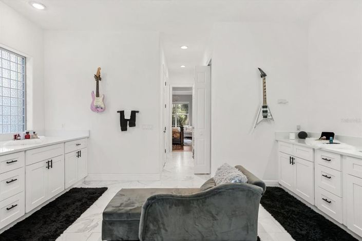 Image No.28-4 Bed Property for sale