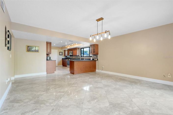 Image No.17-4 Bed Property for sale