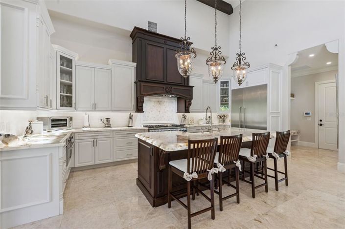 Image No.10-5 Bed Property for sale