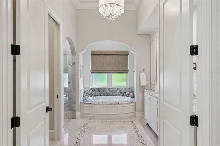 Image No.17-5 Bed Property for sale