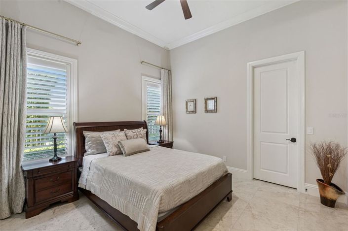 Image No.26-5 Bed Property for sale