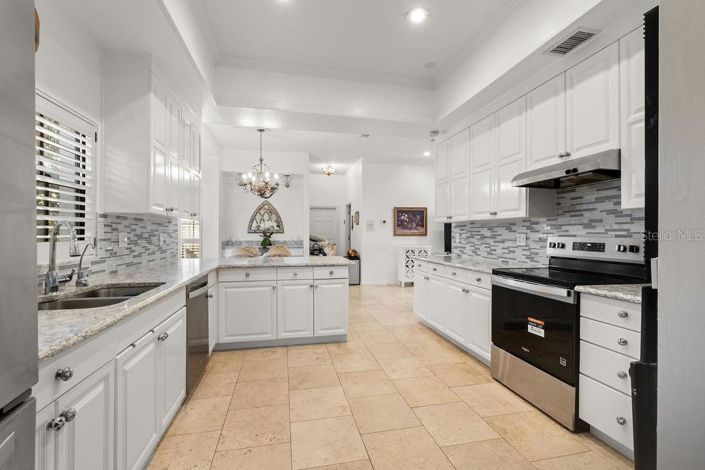 Image No.19-5 Bed Property for sale