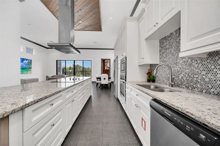 Image No.13-5 Bed Property for sale