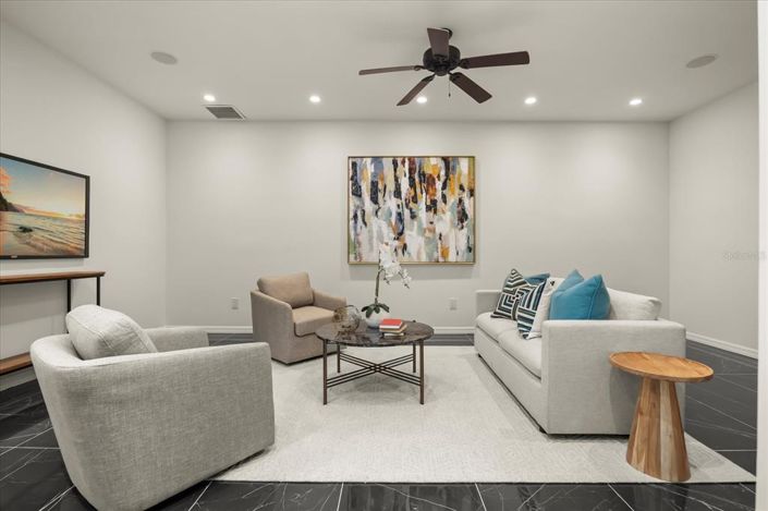 Image No.76-3 Bed Property for sale