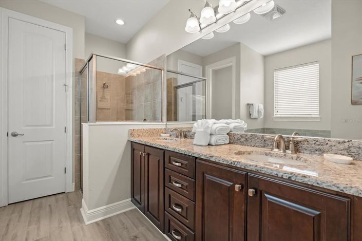 Image No.25-9 Bed Property for sale