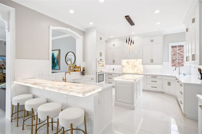 Image No.10-6 Bed Property for sale