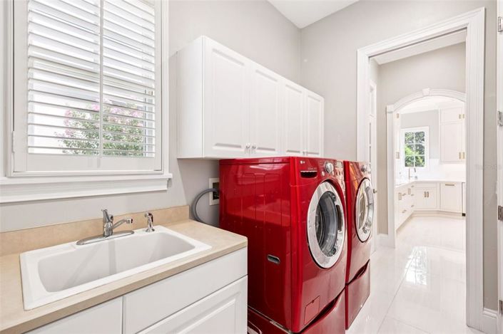 Image No.40-6 Bed Property for sale