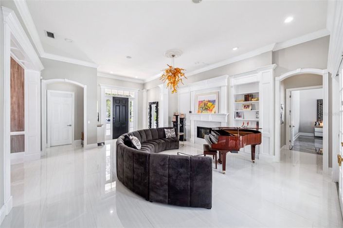 Image No.5-6 Bed Property for sale