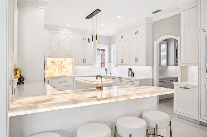 Image No.9-6 Bed Property for sale