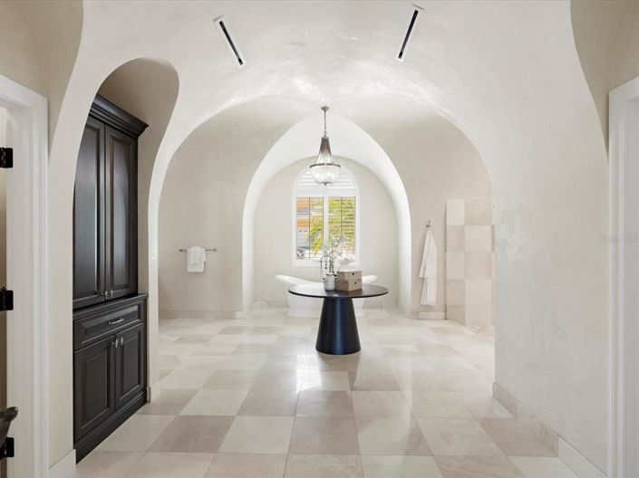 Image No.14-4 Bed Property for sale