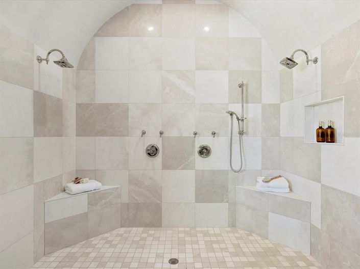 Image No.17-4 Bed Property for sale