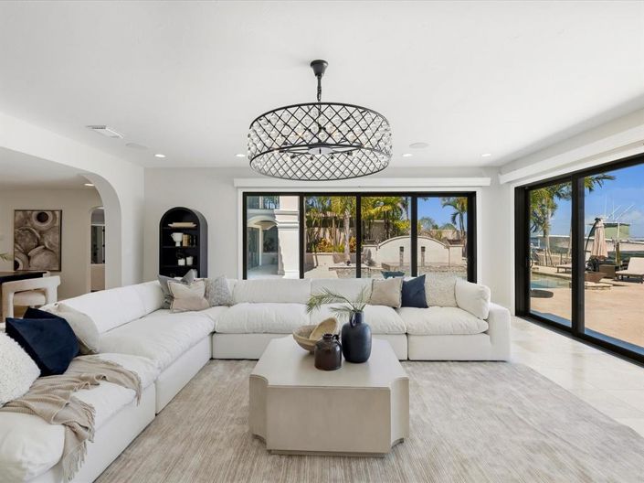 Image No.28-4 Bed Property for sale