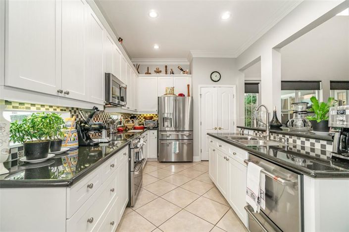 Image No.18-5 Bed Property for sale