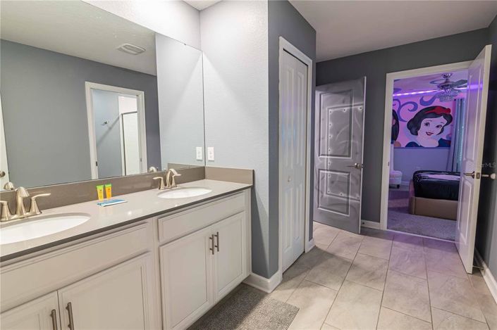 Image No.5-8 Bed Property for sale