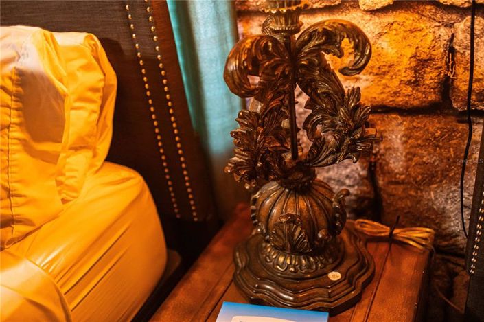 Image No.80-8 Bed Property for sale