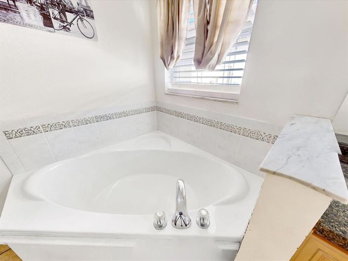 Image No.24-3 Bed Property for sale