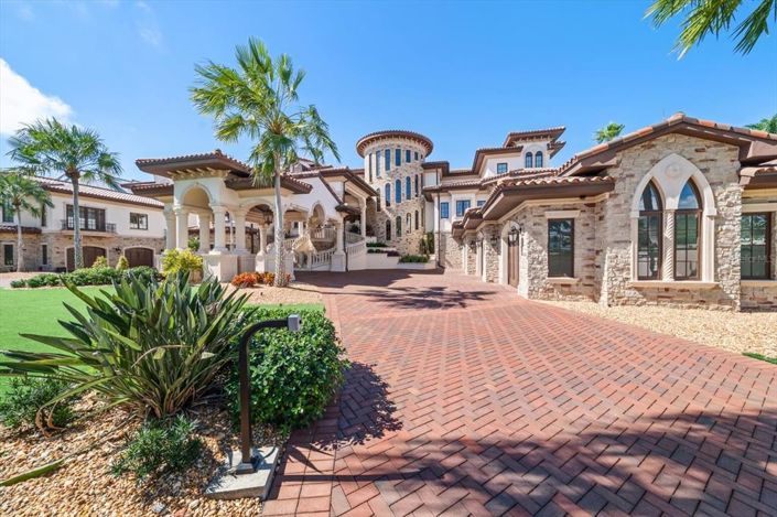 Image No.10-10 Bed Property for sale