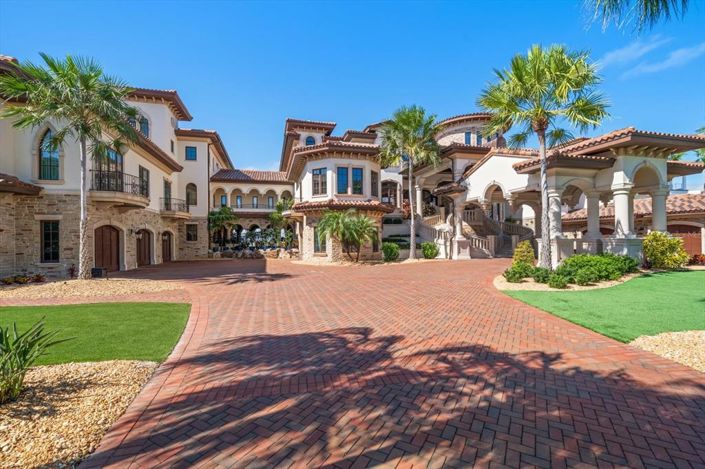 Image No.17-10 Bed Property for sale