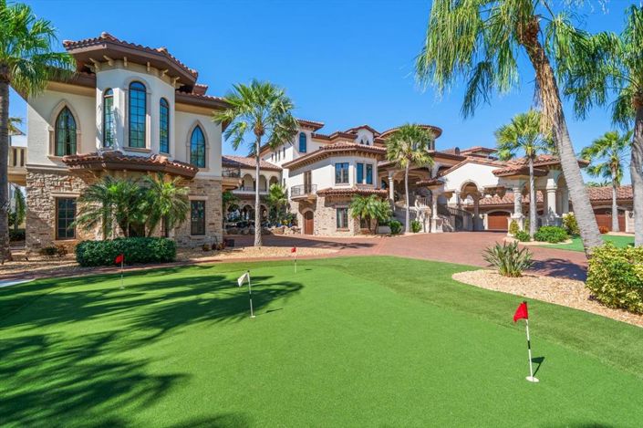 Image No.18-10 Bed Property for sale