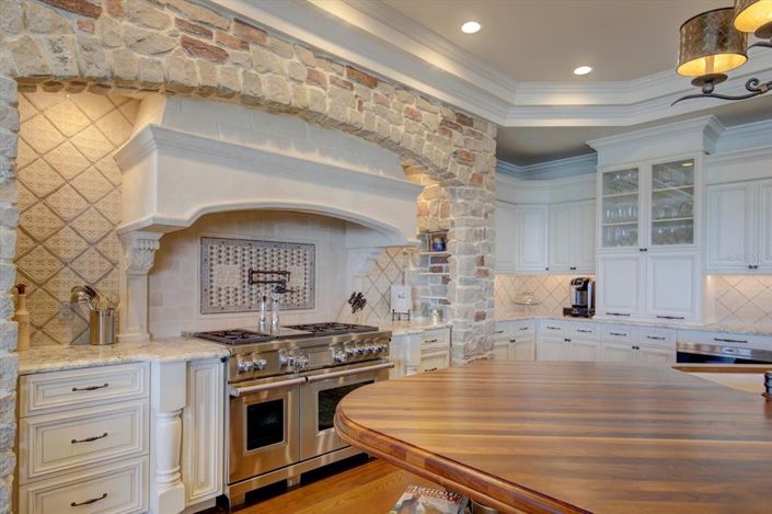 Image No.22-10 Bed Property for sale