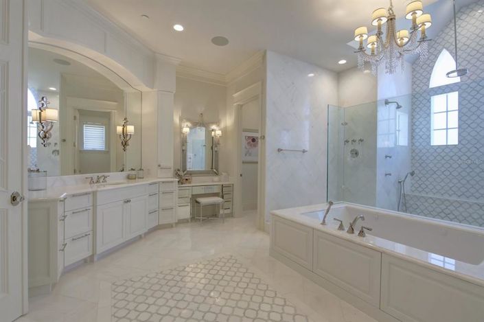 Image No.48-10 Bed Property for sale