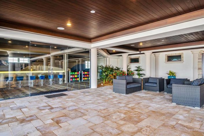 Image No.60-10 Bed Property for sale