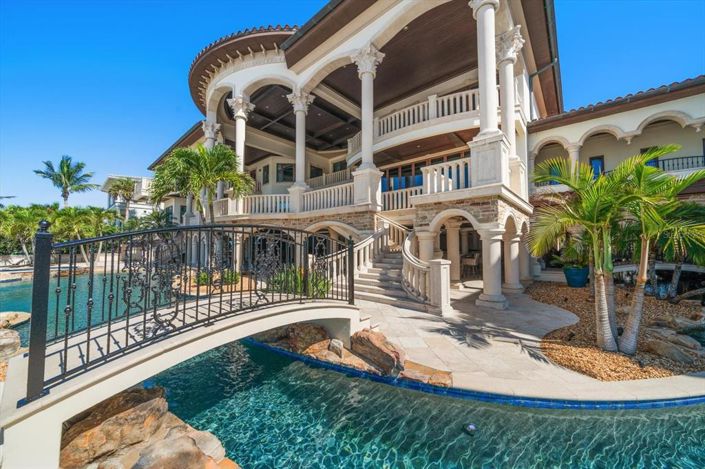 Image No.74-10 Bed Property for sale