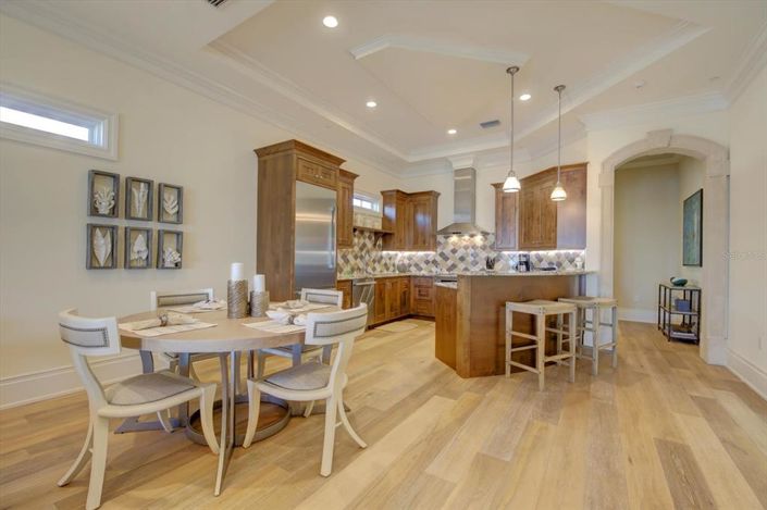 Image No.76-10 Bed Property for sale