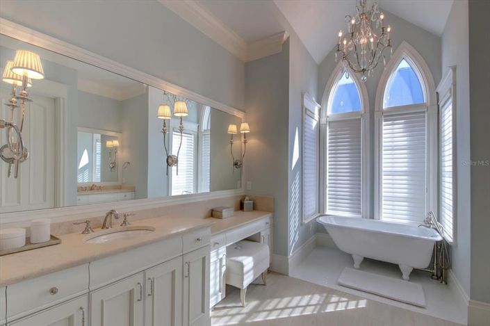 Image No.78-10 Bed Property for sale