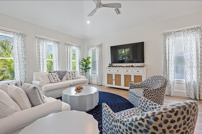 Image No.10-6 Bed Property for sale