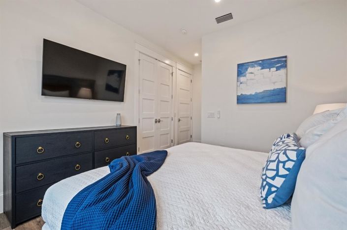 Image No.40-6 Bed Property for sale