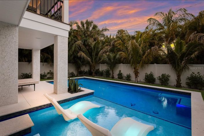 Image No.63-6 Bed Property for sale