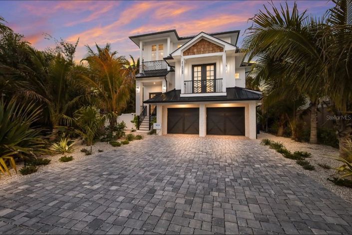 Image No.70-6 Bed Property for sale