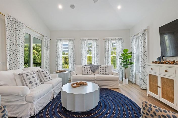 Image No.9-6 Bed Property for sale