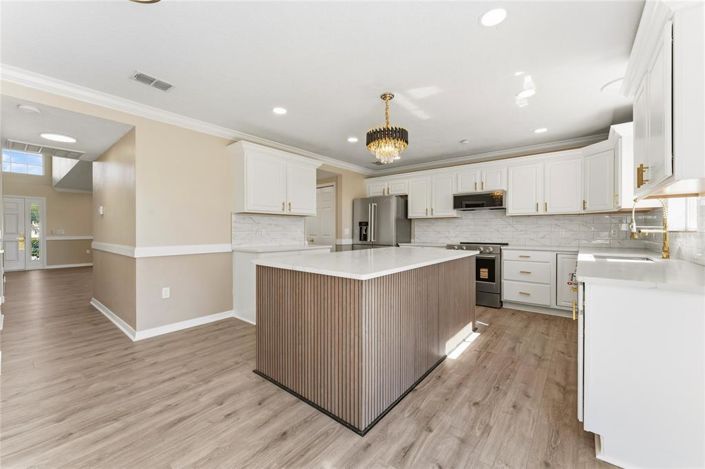 Image No.8-5 Bed Property for sale