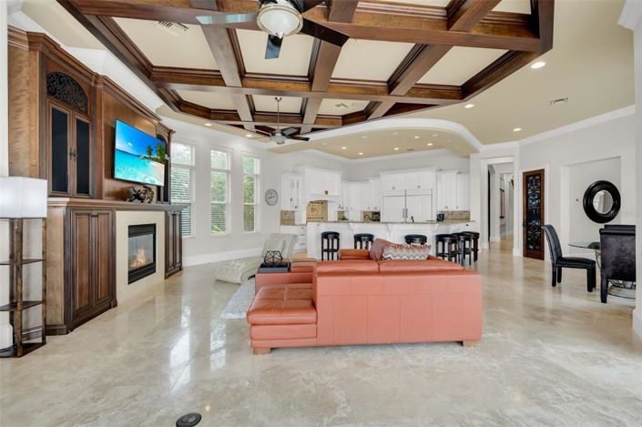 Image No.10-6 Bed Property for sale