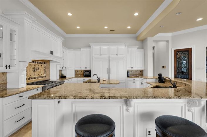 Image No.12-6 Bed Property for sale