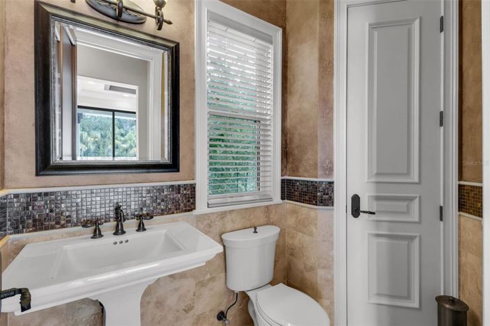 Image No.17-6 Bed Property for sale