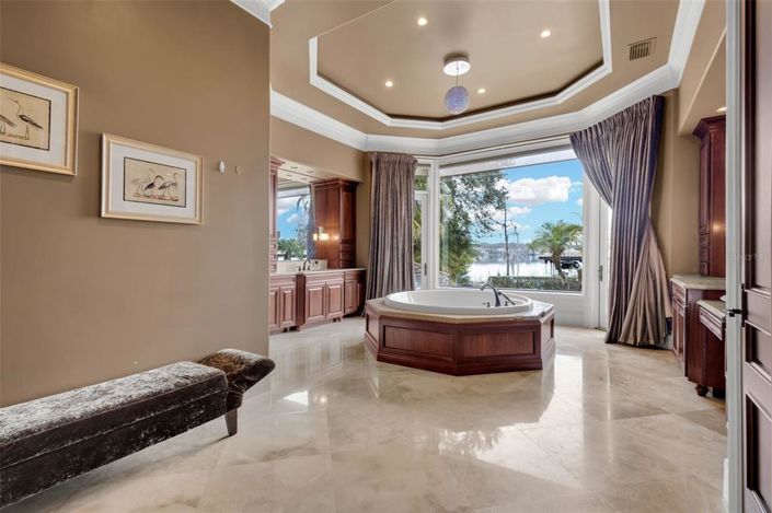 Image No.30-6 Bed Property for sale