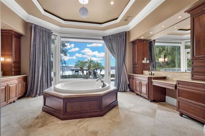 Image No.31-6 Bed Property for sale