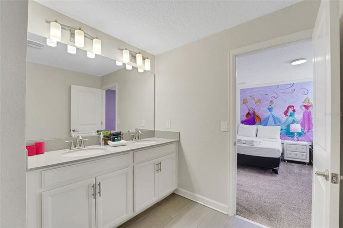 Image No.60-8 Bed Property for sale