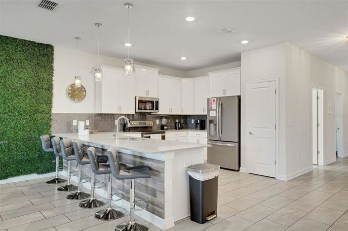 Image No.8-8 Bed Property for sale