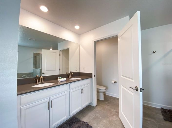 Image No.12-6 Bed Property for sale