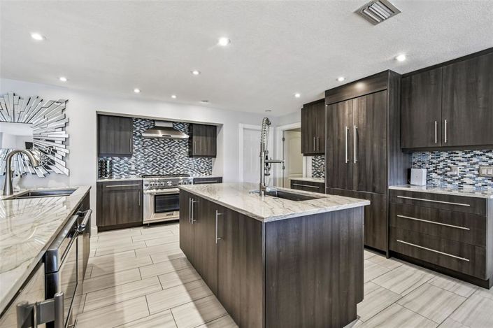 Image No.28-5 Bed Property for sale